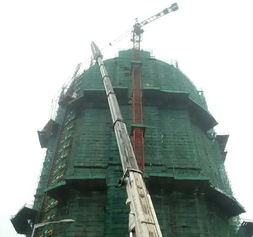 鄂州吊车在工地上作业